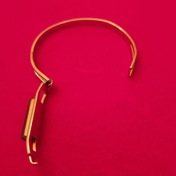 Avon Vintage Signed Gold Plated Bangle Bracelet Green Stone - Picture 3 of 4